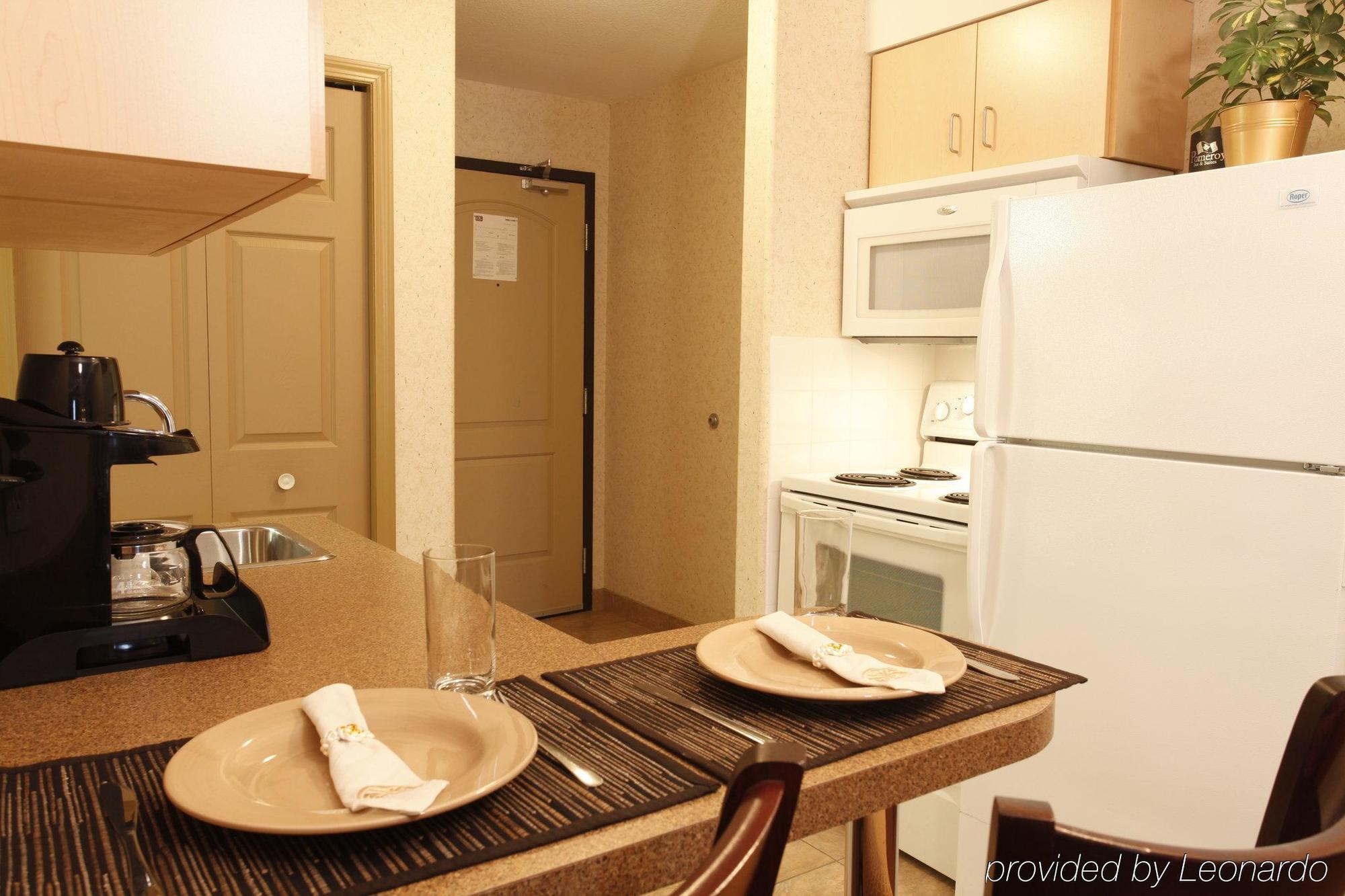 Pomeroy Inn And Suites Chetwynd Bagian luar foto