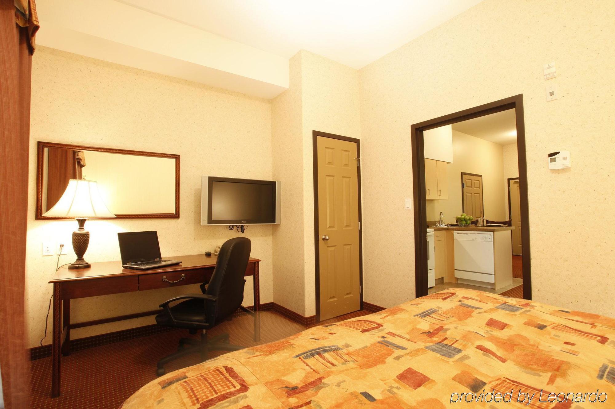 Pomeroy Inn And Suites Chetwynd Bagian luar foto