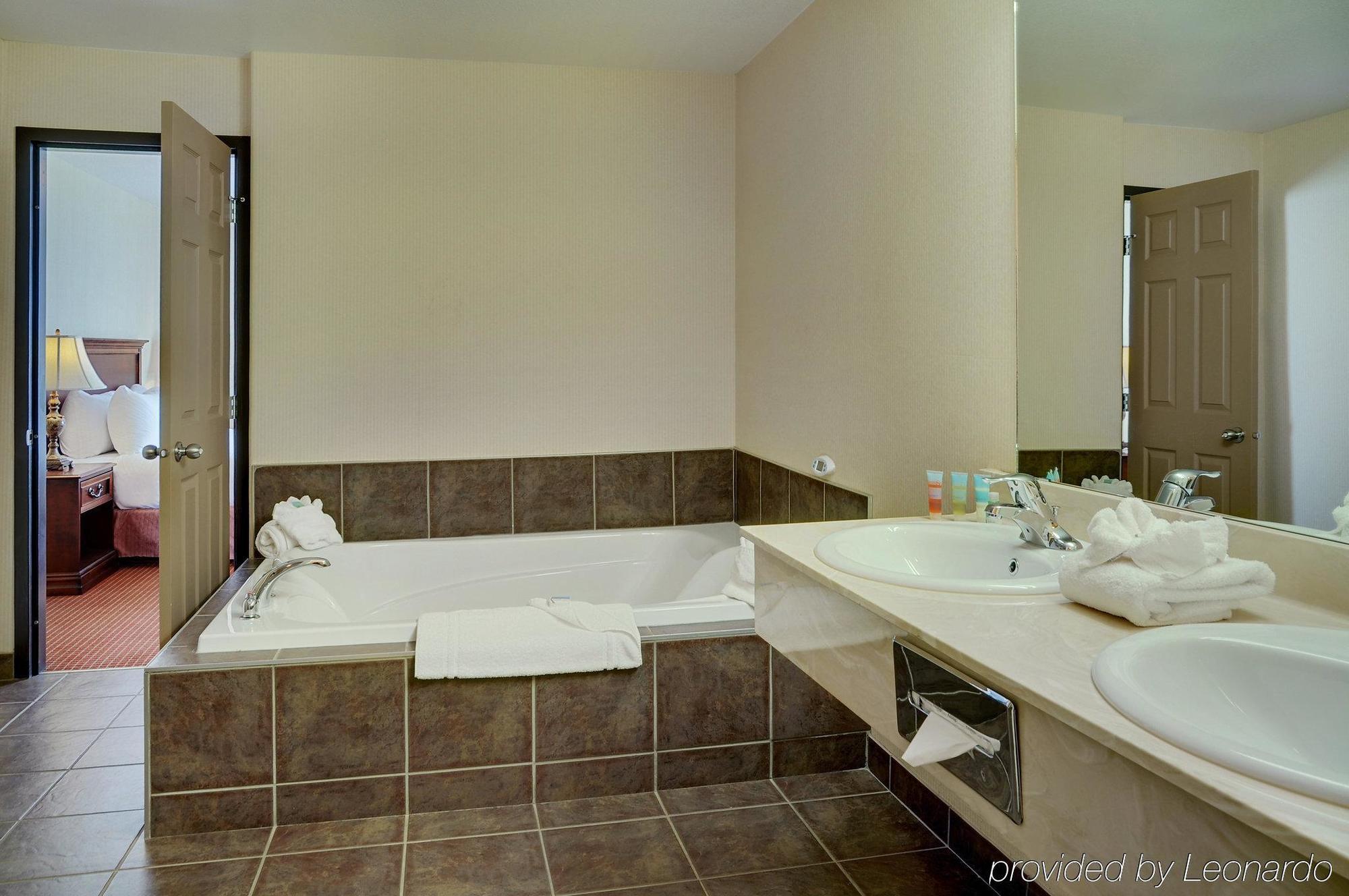 Pomeroy Inn And Suites Chetwynd Bagian luar foto