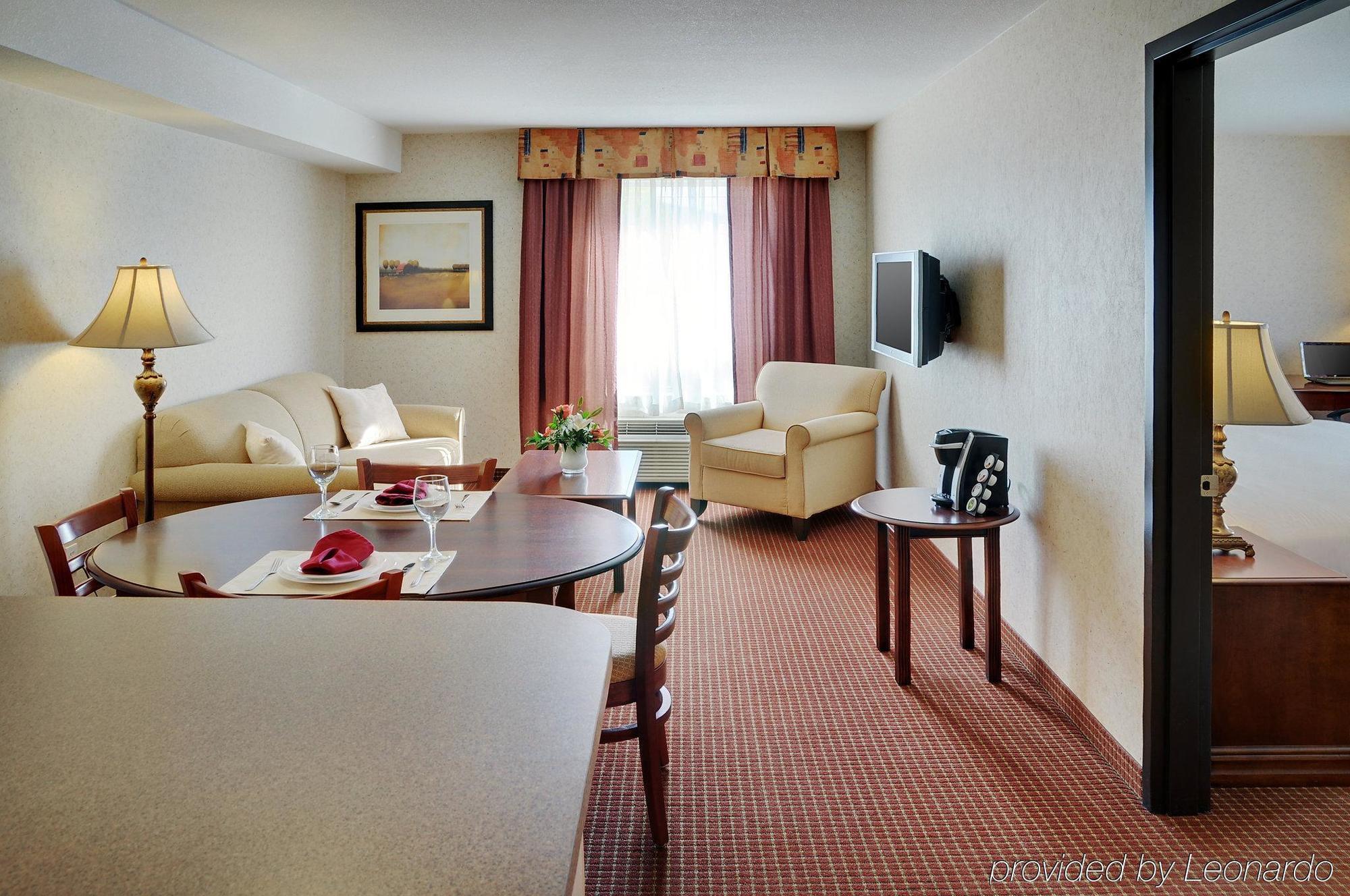 Pomeroy Inn And Suites Chetwynd Bagian luar foto