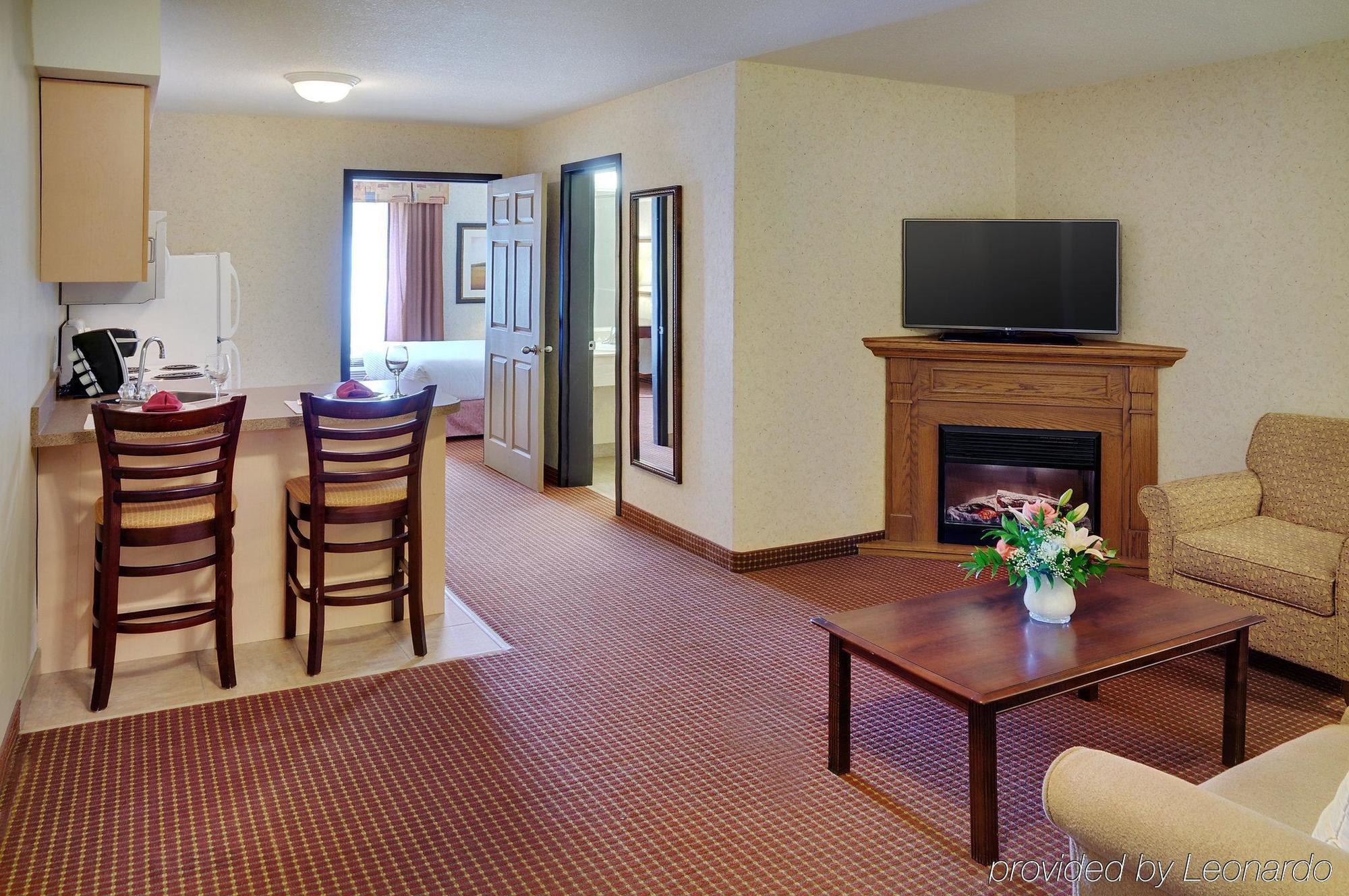 Pomeroy Inn And Suites Chetwynd Bagian luar foto