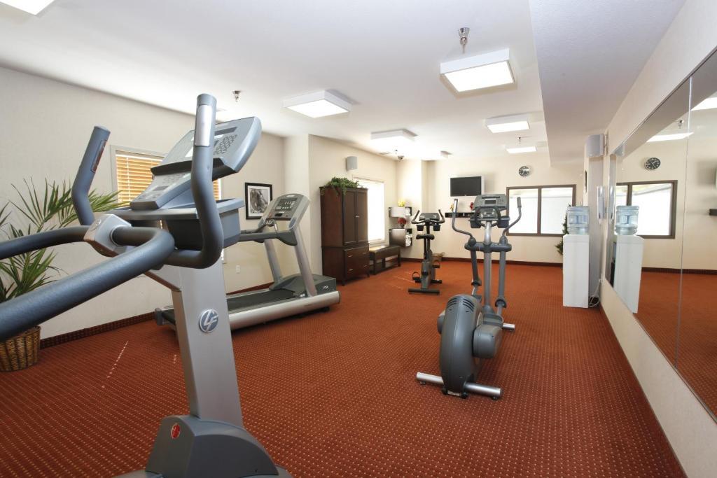 Pomeroy Inn And Suites Chetwynd Bagian luar foto