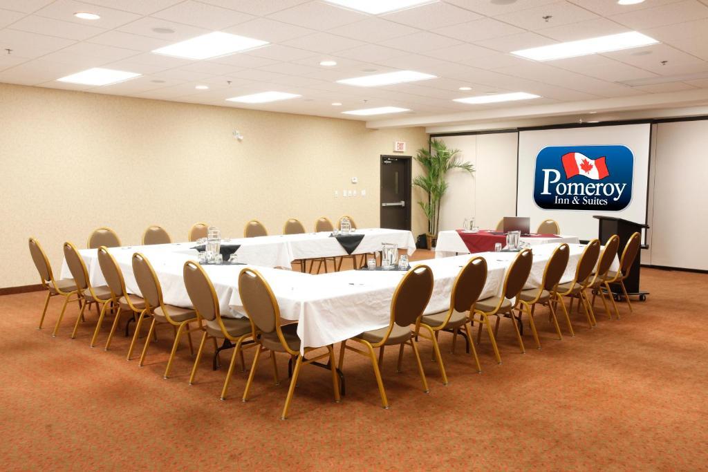 Pomeroy Inn And Suites Chetwynd Bagian luar foto