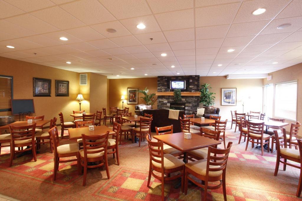 Pomeroy Inn And Suites Chetwynd Bagian luar foto