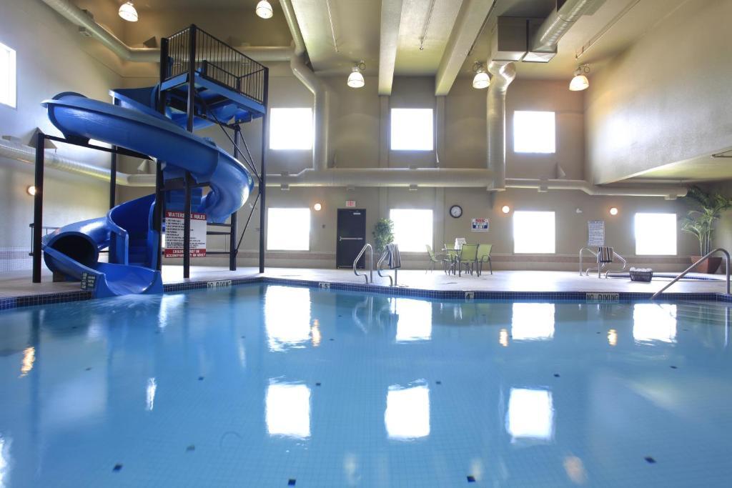 Pomeroy Inn And Suites Chetwynd Bagian luar foto