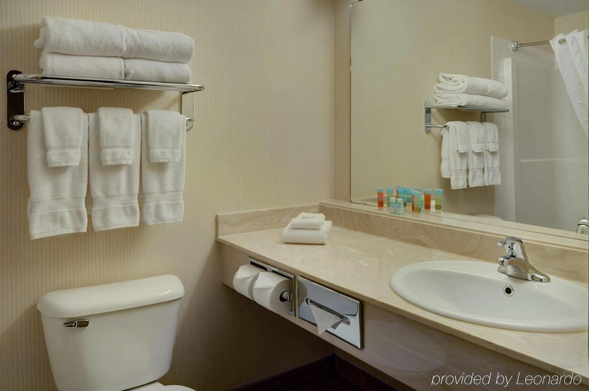 Pomeroy Inn And Suites Chetwynd Bagian luar foto