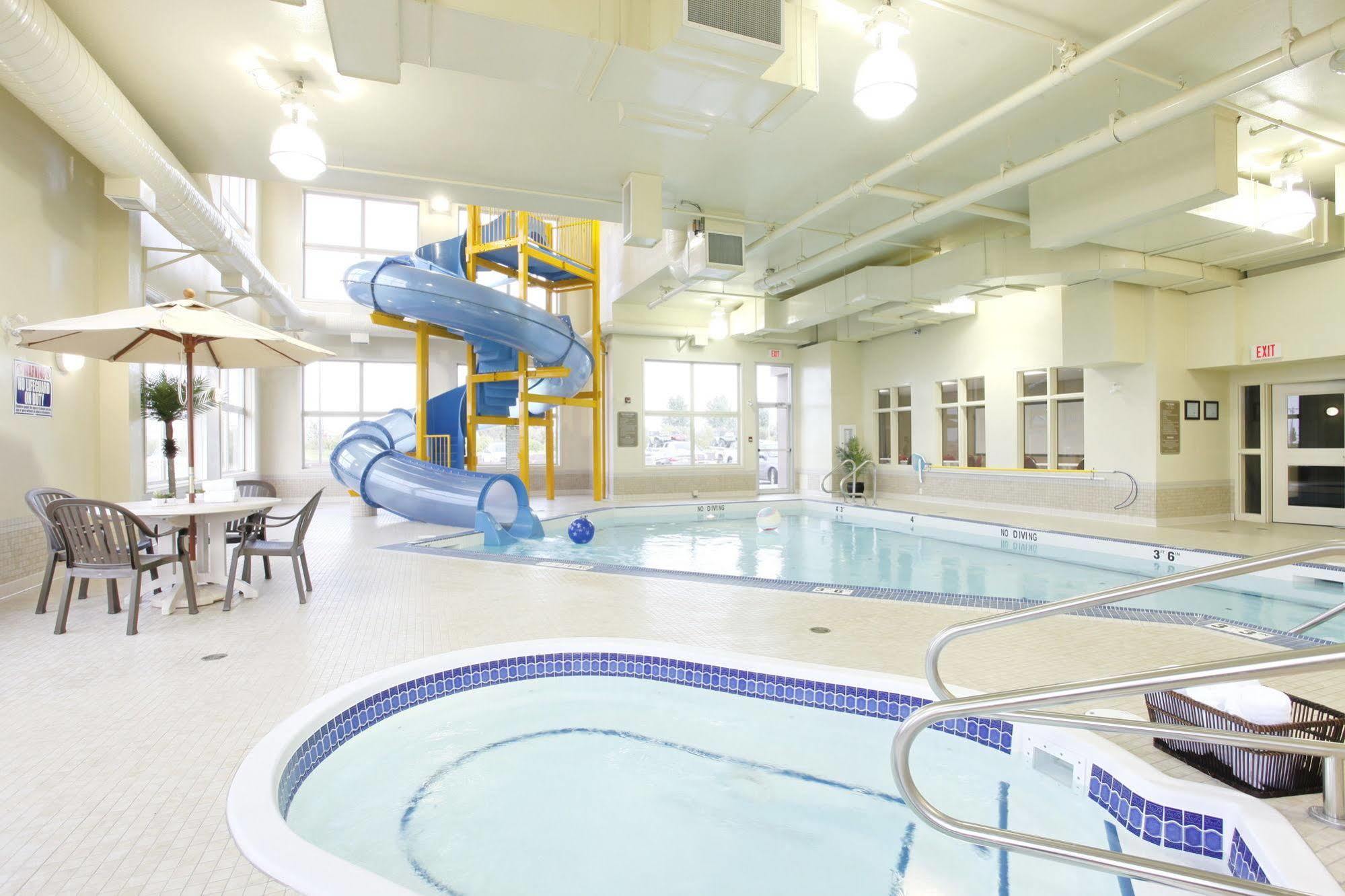 Pomeroy Inn And Suites Chetwynd Bagian luar foto
