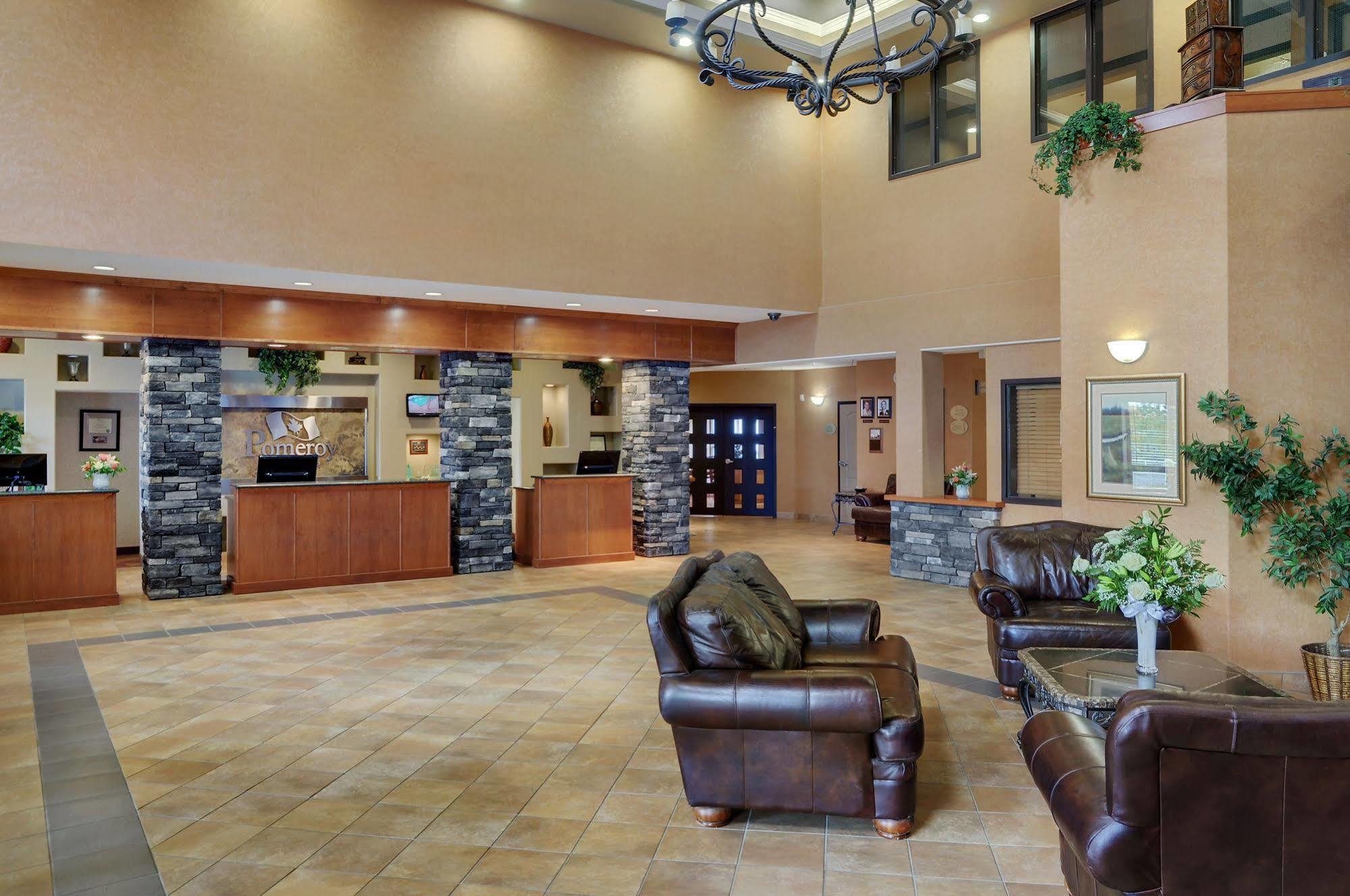 Pomeroy Inn And Suites Chetwynd Bagian luar foto
