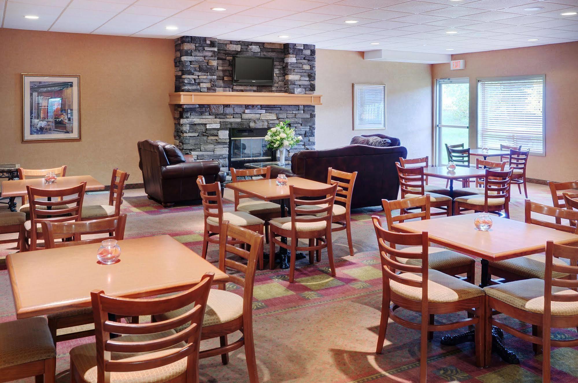 Pomeroy Inn And Suites Chetwynd Bagian luar foto