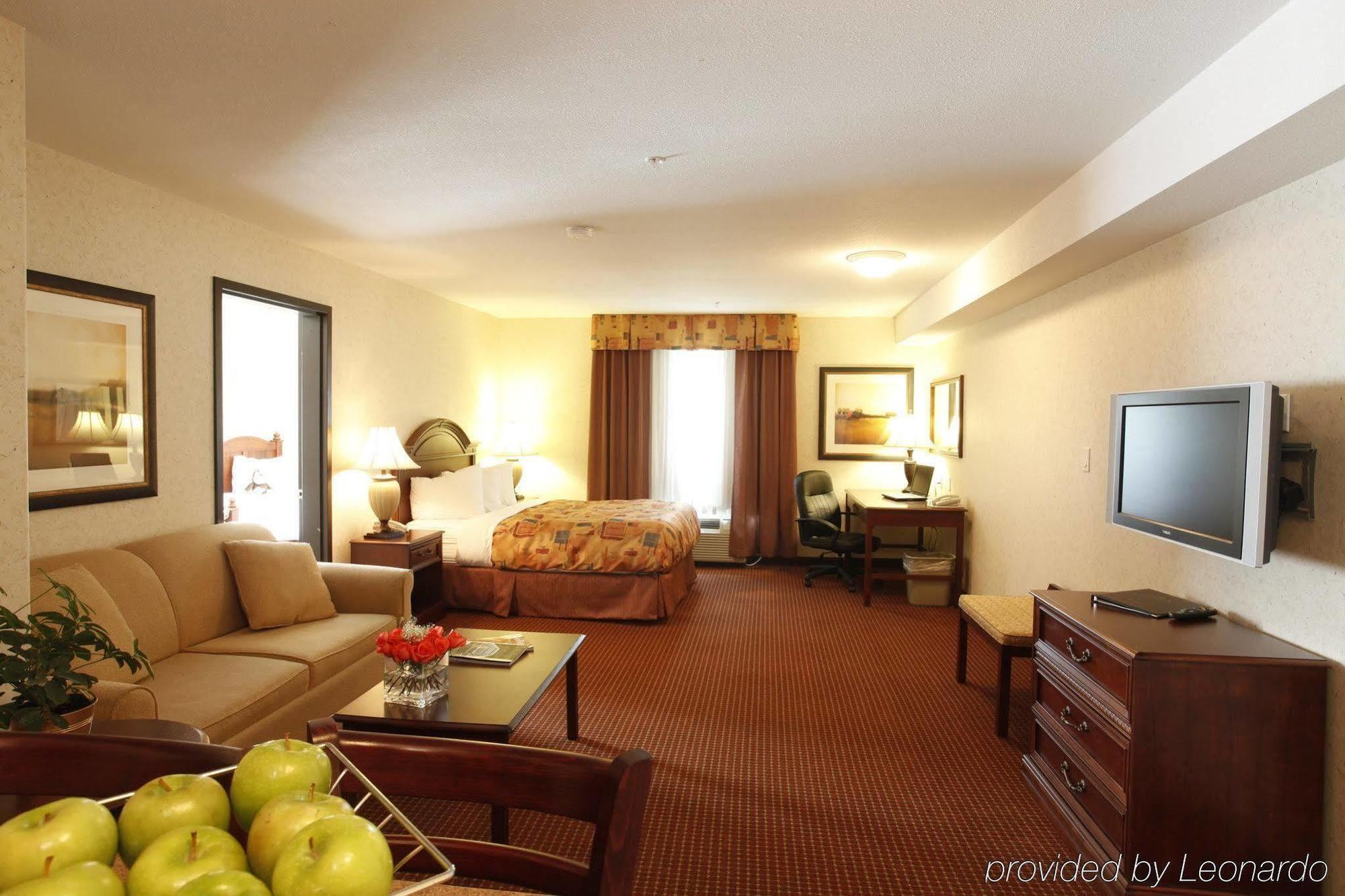 Pomeroy Inn And Suites Chetwynd Bagian luar foto