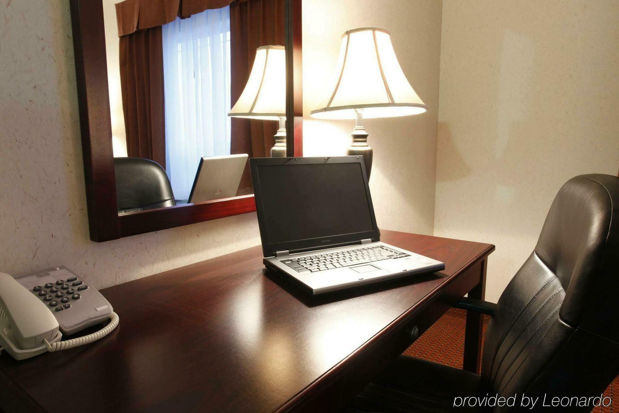 Pomeroy Inn And Suites Chetwynd Bagian luar foto